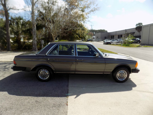 1981 Anthracite grey  Mercedes-Benz 200-Series sedan