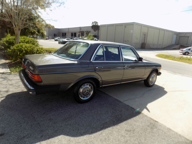 1981 Anthracite grey  Mercedes-Benz 200-Series sedan