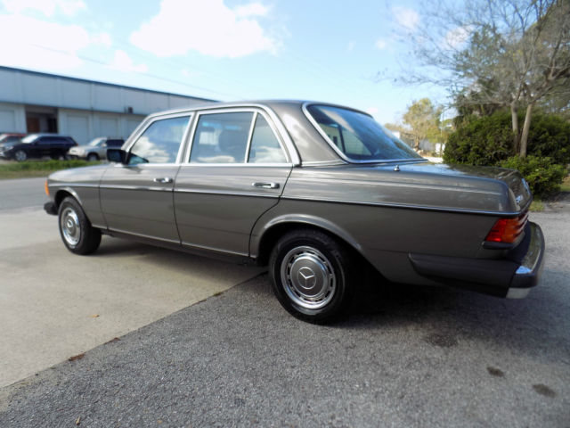 1981 Anthracite grey  Mercedes-Benz 200-Series sedan