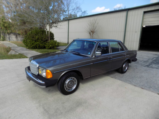 1981 Anthracite grey  Mercedes-Benz 200-Series sedan
