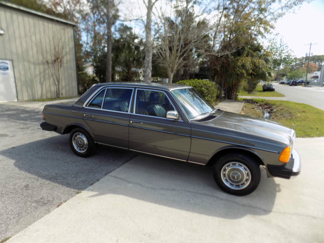 1981 Anthracite grey  Mercedes-Benz 200-Series sedan