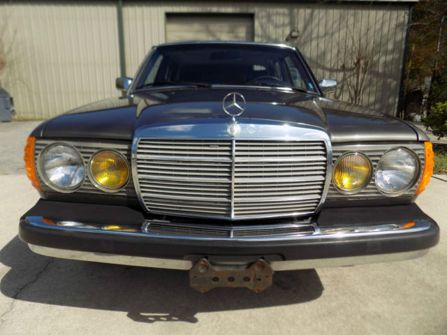 1981 Anthracite grey  Mercedes-Benz 200-Series sedan