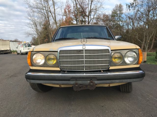 1981 Yellow Mercedes-Benz 200-Series Sedan