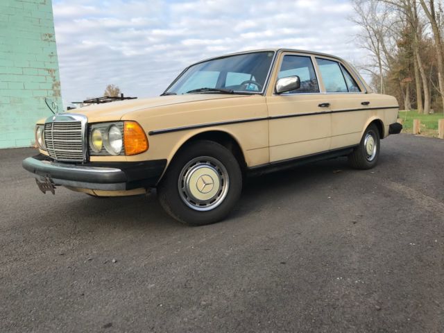1981 Yellow Mercedes-Benz 200-Series Sedan