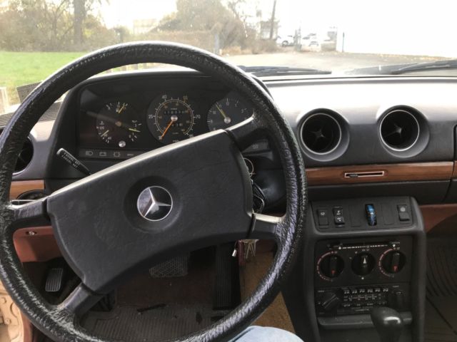 1981 Yellow Mercedes-Benz 200-Series Sedan