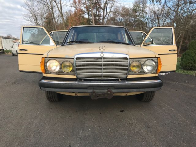 1981 Yellow Mercedes-Benz 200-Series Sedan