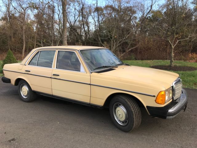 1981 Yellow Mercedes-Benz 200-Series Sedan