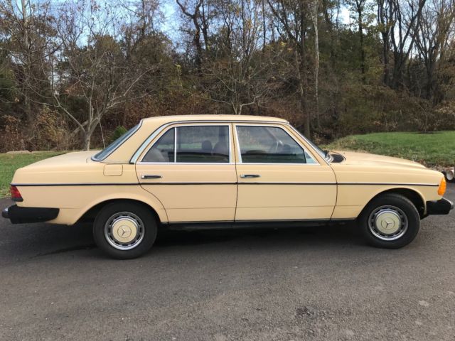 1981 Yellow Mercedes-Benz 200-Series Sedan