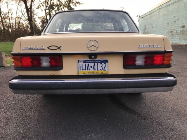 1981 Yellow Mercedes-Benz 200-Series Sedan