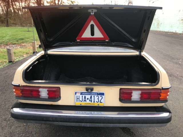 1981 Yellow Mercedes-Benz 200-Series Sedan