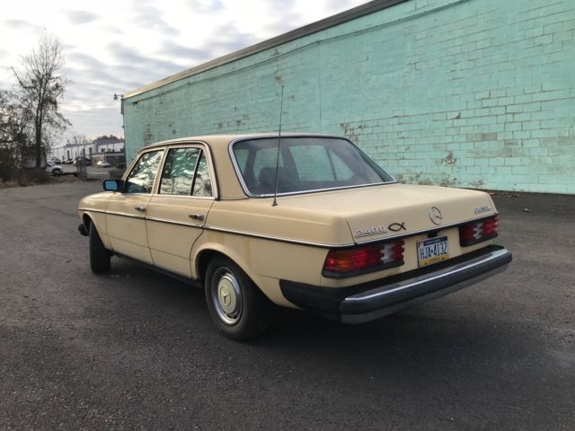 1981 Yellow Mercedes-Benz 200-Series Sedan