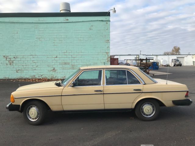 1981 Yellow Mercedes-Benz 200-Series Sedan