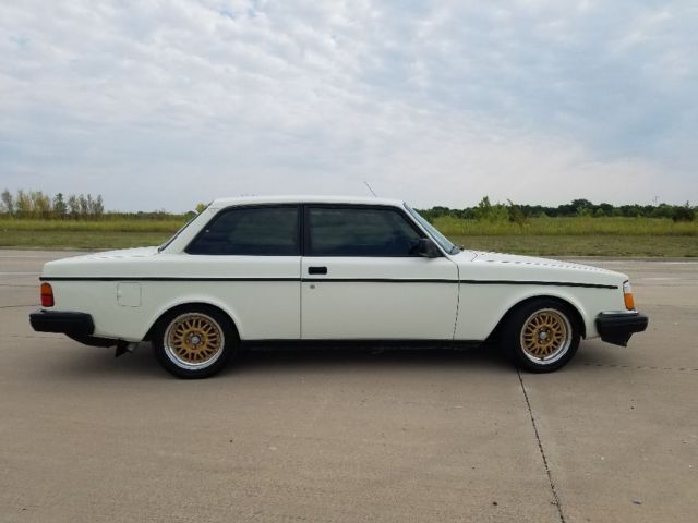 1981 White Volvo 240 Coupe