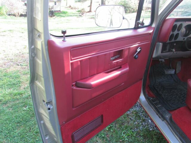 1982 Silver Chevrolet C-10 Standard Cab Pickup