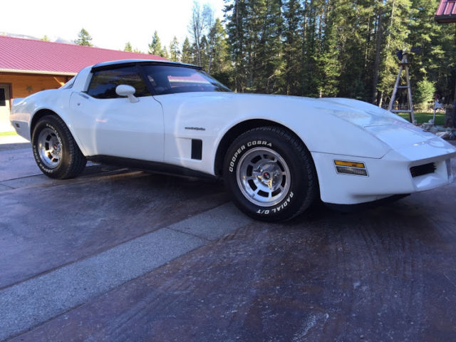 1982 White Chevrolet Corvette Coupe