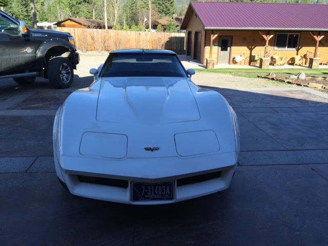 1982 White Chevrolet Corvette Coupe