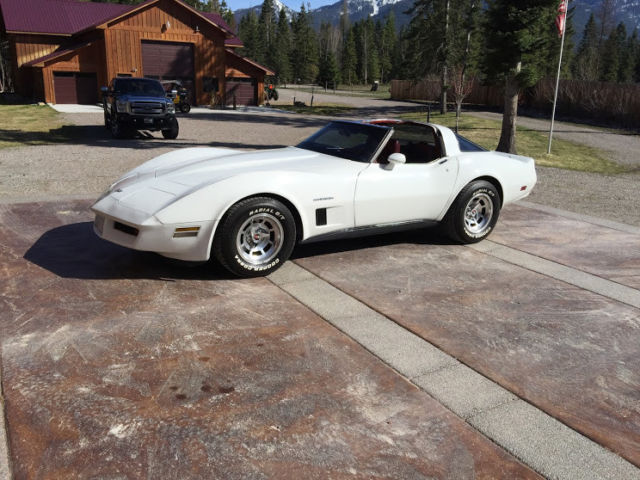 1982 White Chevrolet Corvette Coupe