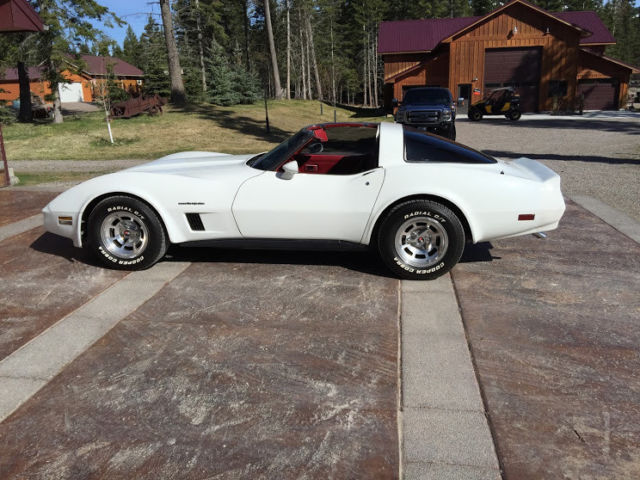 1982 White Chevrolet Corvette Coupe