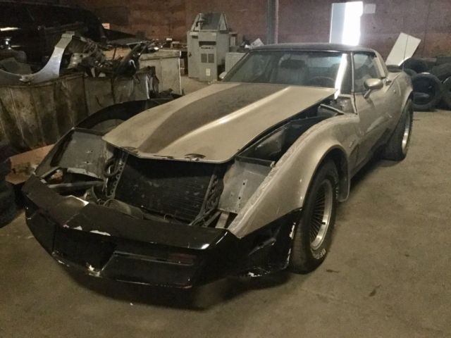 1982 CORVETTE BEIGE Chevrolet Corvette Coupe