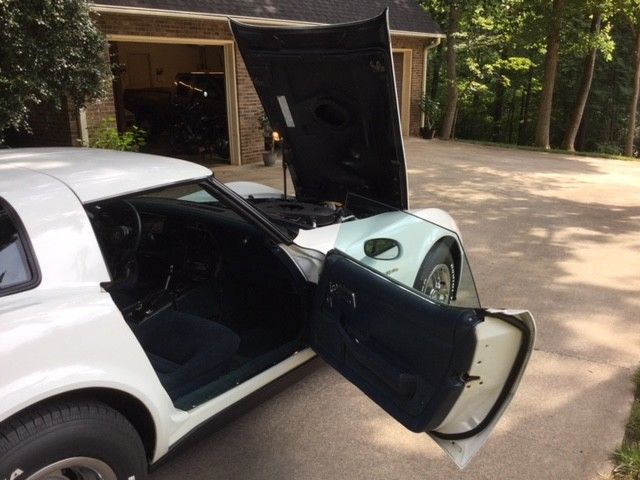 1982 White Chevrolet Corvette Coupe