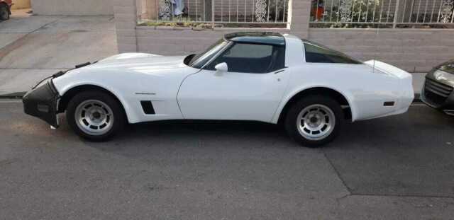 1982 White Chevrolet Corvette Coupe