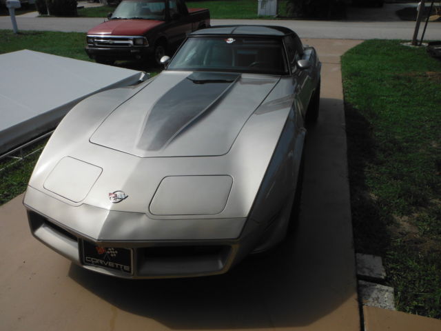 1982 SILVER-BEIGE Chevrolet Corvette Coupe