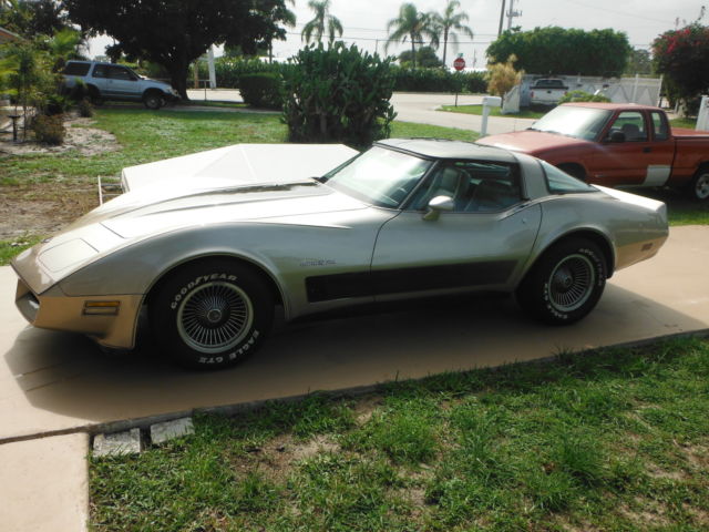 1982 SILVER-BEIGE Chevrolet Corvette Coupe