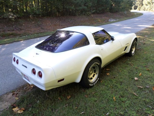 1982 White Chevrolet Corvette Coupe