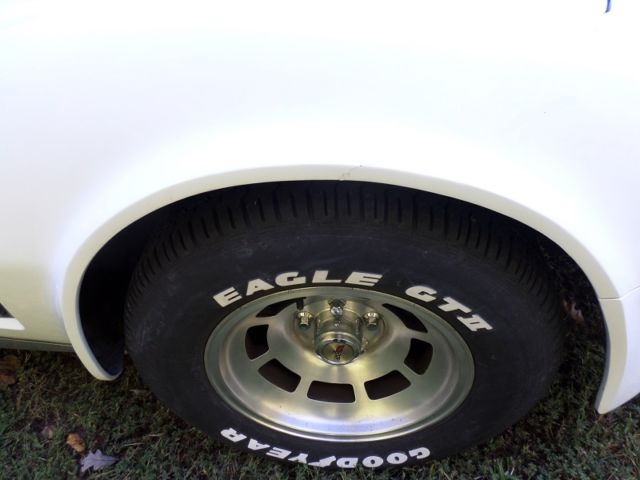 1982 White Chevrolet Corvette Coupe