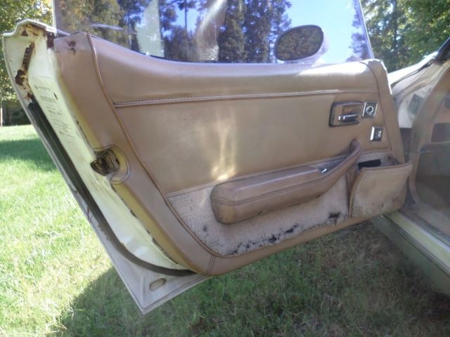 1982 White Chevrolet Corvette Coupe