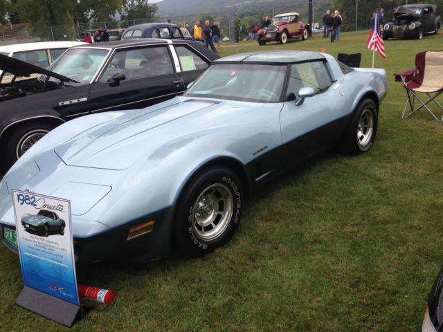 1982 Silver Blue/Dark blue Metallic Chevrolet Corvette Coupe