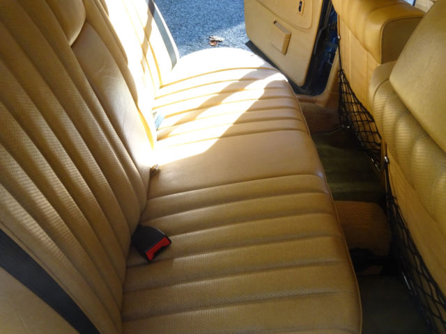 1982 Mercedes-Benz 200-Series Sedan