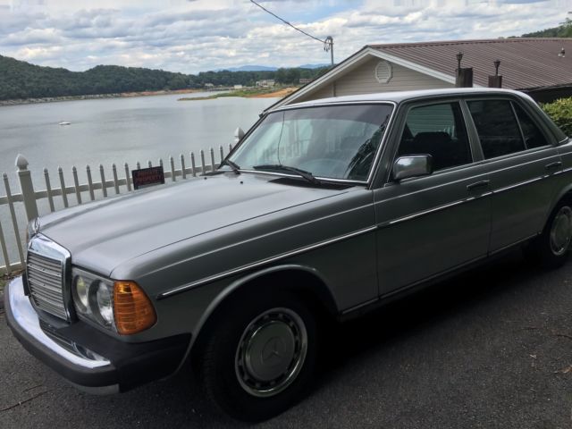 1982 Silver Mercedes-Benz 200-Series Sedan