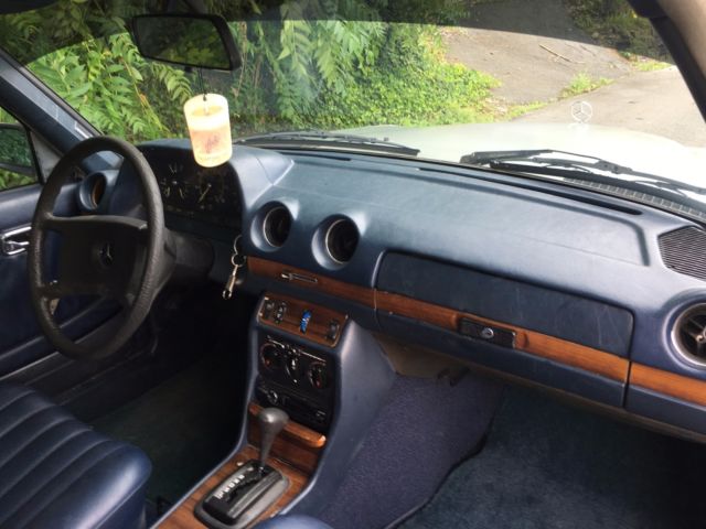 1982 Silver Mercedes-Benz 200-Series Sedan