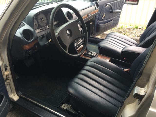 1982 Silver Mercedes-Benz 200-Series Sedan