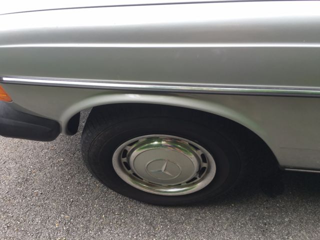 1982 Silver Mercedes-Benz 200-Series Sedan