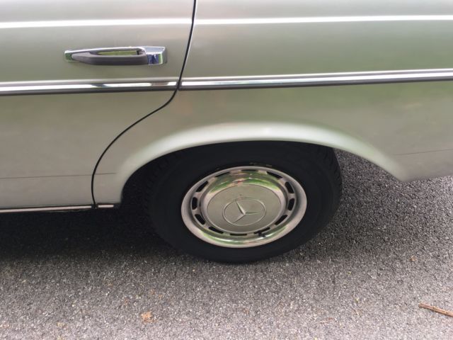 1982 Silver Mercedes-Benz 200-Series Sedan