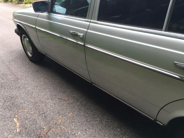 1982 Silver Mercedes-Benz 200-Series Sedan
