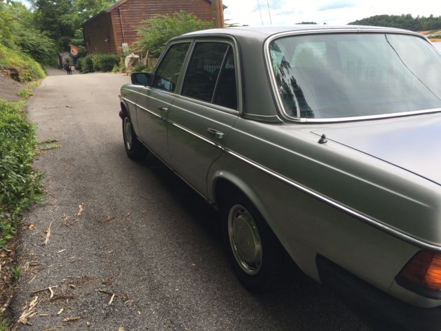 1982 Silver Mercedes-Benz 200-Series Sedan