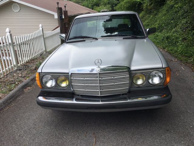 1982 Silver Mercedes-Benz 200-Series Sedan