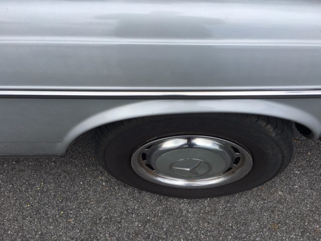 1982 Silver Mercedes-Benz 200-Series Sedan