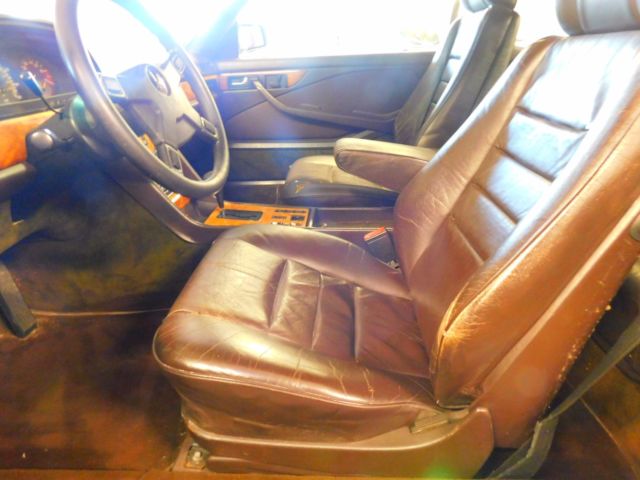 1982 Gold Mercedes-Benz 500-Series Sedan