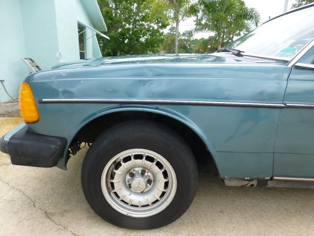 1982 Green Mercedes-Benz 300-Series Coupe