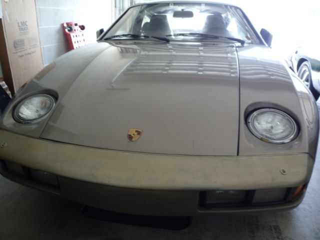 1982 Silver Porsche 928 Coupe