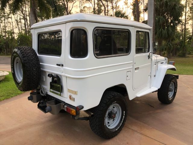1982 White Toyota FJ40 SUV