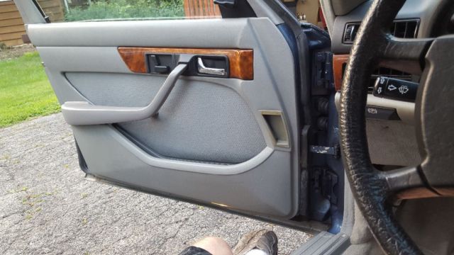 1982 Blue Mercedes-Benz 500-Series Sedan