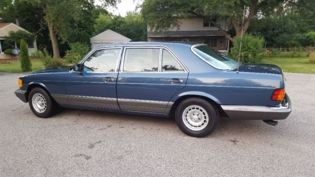 1982 Blue Mercedes-Benz 500-Series Sedan