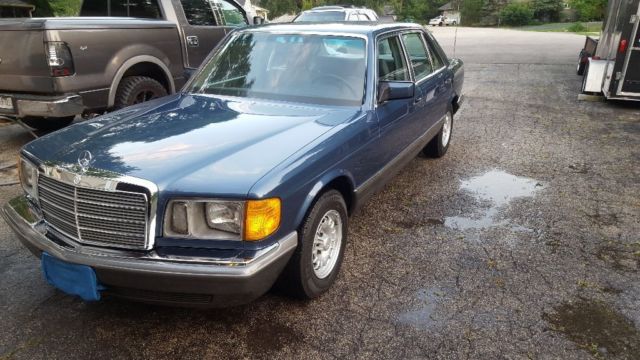 1982 Blue Mercedes-Benz 500-Series Sedan
