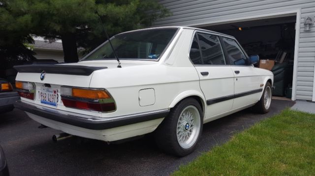 1983 White BMW 5-Series Sedan