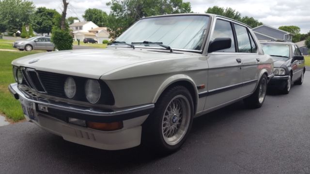 1983 White BMW 5-Series Sedan